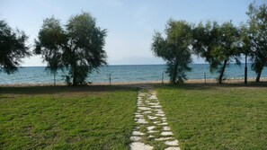 Plage, sable blanc, chaises longues, parasols
