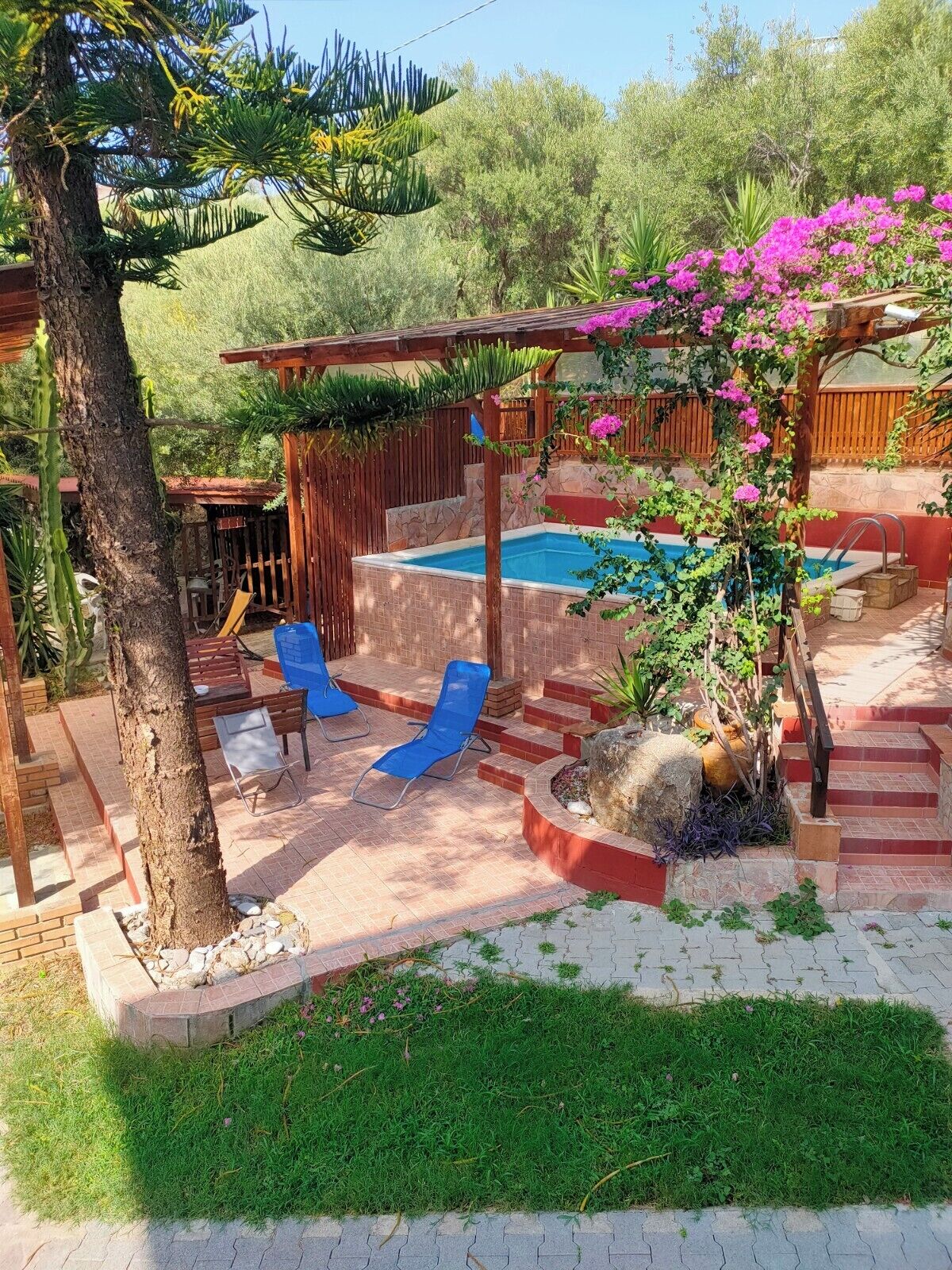 Habitación, 2 habitaciones, fumadores, vistas al jardín | Piscina | Una piscina al aire libre