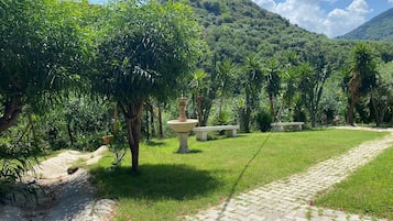 Habitación, 2 habitaciones, fumadores, vistas al jardín | Jardines del alojamiento