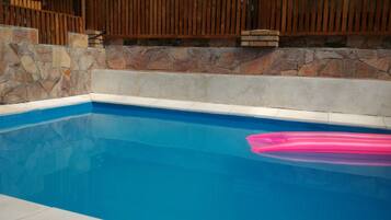 Habitación, 2 habitaciones, fumadores, vistas al jardín | Piscina | Una piscina al aire libre