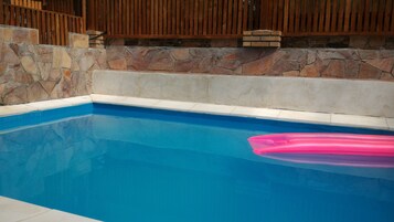 Habitación, 2 habitaciones, fumadores, vistas al jardín | Piscina | Una piscina al aire libre