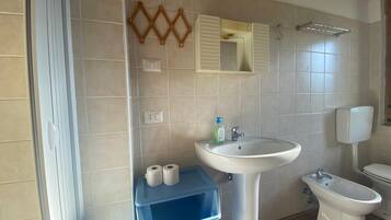 Zimmer, 2 Schlafzimmer, Raucher, Gartenblick | Badezimmer | Bidet