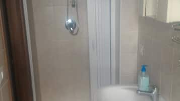 Habitación, 2 habitaciones, fumadores, vistas al jardín | Baño | Bidé