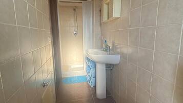 Kamer, 2 slaapkamers, roken, uitzicht op tuin | Badkamer | Een bidet
