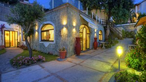 A stone building with arched windows and a sign that reads "INFORMATION BAR". - Room in B&B - Ischia, 1 Relaxing Doubles Hotel Imperamare (Forio)