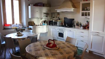 Refrigerador con congelador, microondas, horno y parrilla de estufa