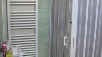Căn hộ, 2 phòng ngủ, hiên, quang cảnh thành phố | Buồng tắm vòi sen