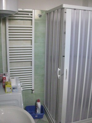 Apartment, 2 Schlafzimmer, Terrasse, Stadtblick | Dusche im Bad