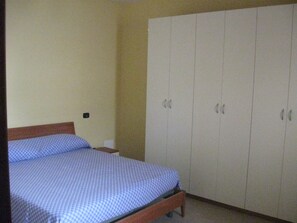 Apartment, 2 Schlafzimmer, Terrasse, Stadtblick | 2 Schlafzimmer, Bügeleisen/Bügelbrett, Bettwäsche