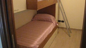 A small, single-bed room with a bunk bed above. - Zaleuco Apartment - Ideal for Families (Locri)