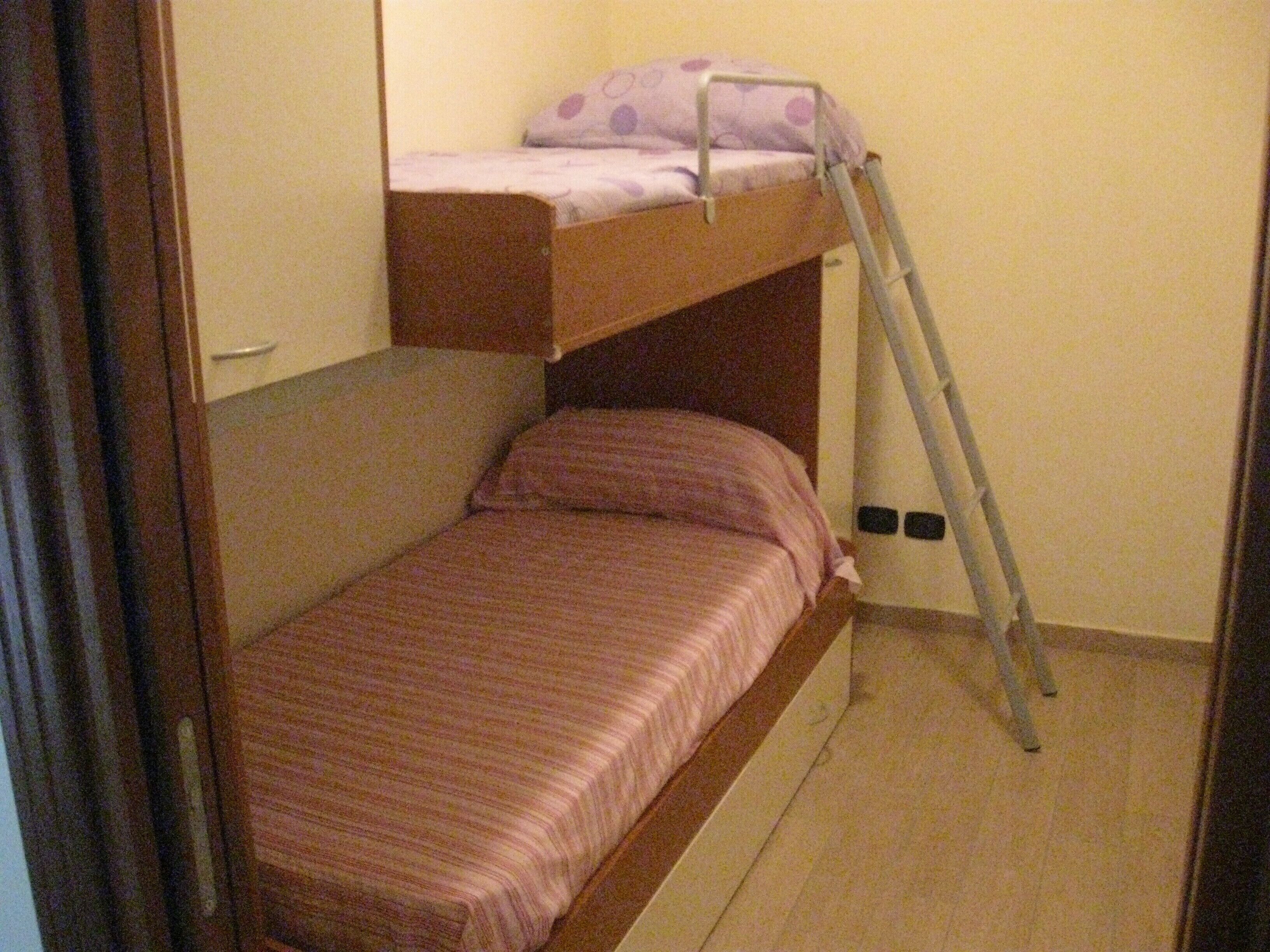 2 bedrooms, iron/ironing board, bed sheets