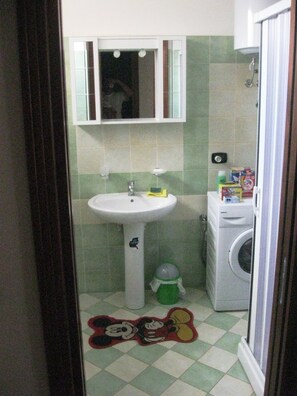 Appartement, 2 chambres, terrasse, vue ville | Salle de bain | Bidet, serviettes fournies