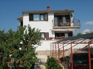 Front of property - Apartmani Dragović Brodarica (Sibenik)