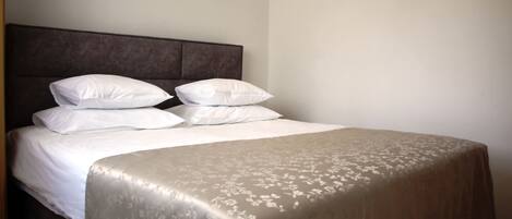 Apartment, Balkon, Meerblick | Hochwertige Bettwaren, Pillowtop-Betten, kostenloses WLAN, Bettwäsche