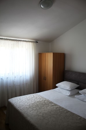 Apartment, Balkon, Meerblick | Hochwertige Bettwaren, Pillowtop-Betten, kostenloses WLAN, Bettwäsche