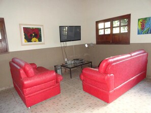 32-inch flat-screen TV with cable channels, TV, DVD player - Pousada Kabana de Pedra (Ibicoara)