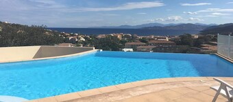 Appartement meublé de 50m2. 4 couchages. Jardin avec terrasses. Piscine.