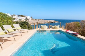 Outdoor pool - 
1.682
Charming holiday home on the seafront with pool. Breathtaking sea views! (Cala Dor)