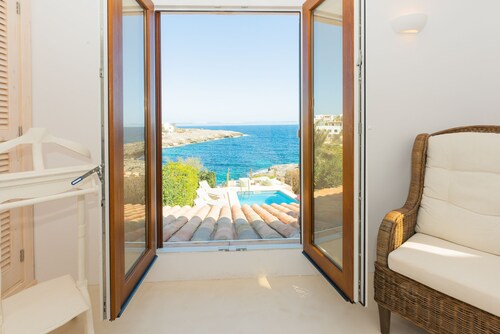 
1.682
Charming holiday home on the seafront with pool. Breathtaking sea views!