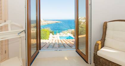 1.682
Charming holiday home on the seafront with pool. Breathtaking sea views!