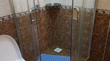 Comfort-huoneisto | Kylpyhuone | Erillinen kylpyamme ja suihku, sadesuihkupää, tohvelit, pyyhkeet