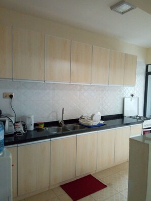 Refrigerador, microondas, placa de cocina, tetera/pava eléctrica