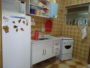 Geladeira, micro-ondas, cooktop, chaleira elétrica