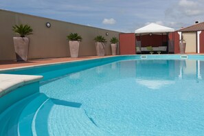 Una piscina al aire libre