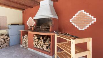 Stovetop, coffee/tea maker, electric kettle