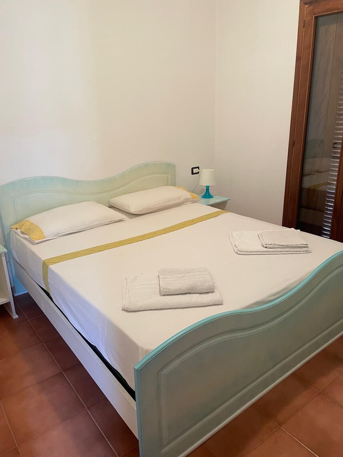 1 quarto, ferros/tábuas de passar roupa, roupa de cama
