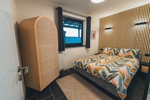 2 habitaciones, insonorización y tabla de planchar con plancha