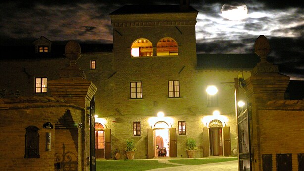 A historic building with a central entrance, arched windows, and a paved courtyard. - Historical Residence il Biribino 27 People (Città di Castello)