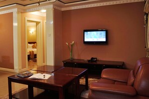 Executive Double Room | Desk, soundproofing, iron/ironing board, free WiFi - Gardens Apartments (Nairobi)