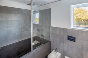 Badewanne, Haartrockner, Bidet