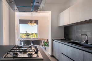 Réfrigérateur, un four, surface de cuisson, cafetière-théière