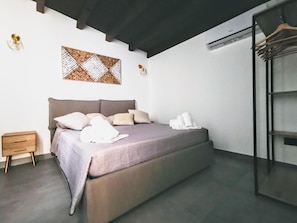 2 bedrooms, iron/ironing board, travel cot, WiFi