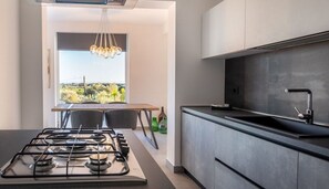 Refrigerador, horno, parrilla de estufa y cafetera y tetera 
