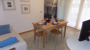 Apartment, 1 Schlafzimmer, Balkon | Speisen