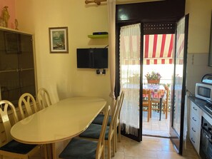 House, 4 Bedrooms, Smoking, Balcony | Dining