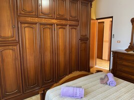 House, 4 Bedrooms, Smoking, Balcony | 4 bedrooms