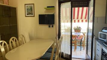 House, 4 Bedrooms, Smoking, Balcony | Dining