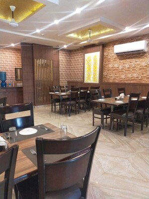 Restaurant - Hotel Janki Inn Varanasi (Varanasi)