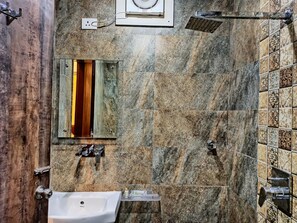 Deluxe Room | Bathroom | Shower, towels - Hotel Janki Inn Varanasi (Varanasi)