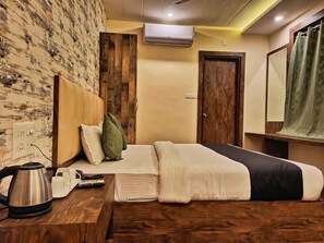 Premium bedding, Select Comfort beds, free WiFi, bed sheets - Hotel Janki Inn Varanasi (Varanasi)