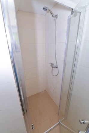 Family Chalet | Bathroom | Shower, hair dryer, towels, soap