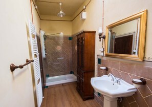 Apartment, 2 Bedrooms, Terrace, City View | Bathroom