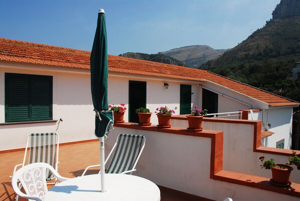 Terrace/patio - Old Farmhouse Set In A Citrus Grove (Piano di Sorrento)