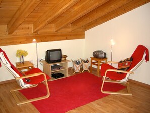 Casa, 1 habitación, patio, vista al jardín | Área de sala de estar | Televisión y libros 