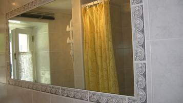Rumah, 1 kamar tidur, patio, pemandangan kebun | Kamar mandi | Pengering rambut, handuk, dan sabun