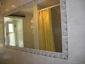 Hus - 1 soveværelse - terrasse - udsigt til have | Badeværelse | Hårtørrer, håndklæder, Sæbe